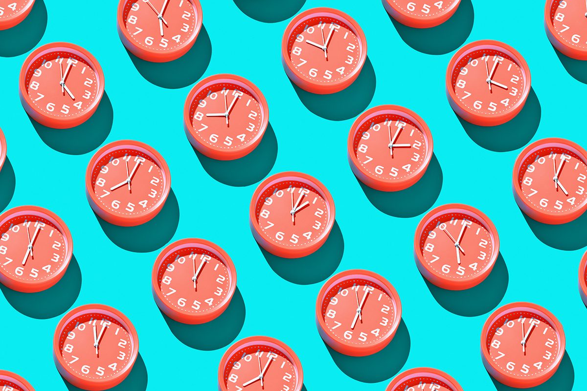 Red clocks are arranged in diagonal lines on a blue background