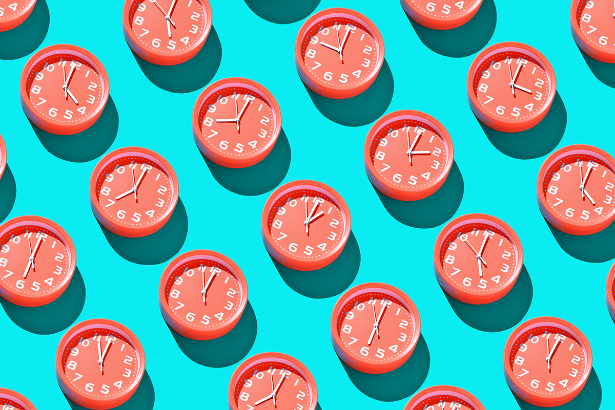 Red clocks are arranged in diagonal lines on a blue background